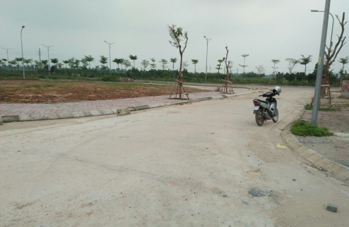 Bán gấp nhà 3 tầng Thanh Lâm, Mê Linh, gần KCN Quang Minh, lô góc, đường ô tô tránh, DT 396m2 MT 18m.